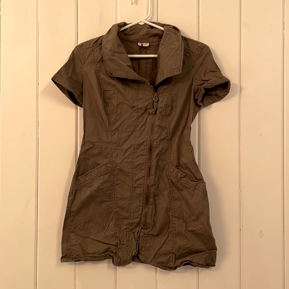 Light brown shirt sleeve top with a zipper - Picture 1 of 1